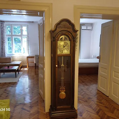 Classy And Cozy Near Tasmajdan Park And Flower Piazza Apartment